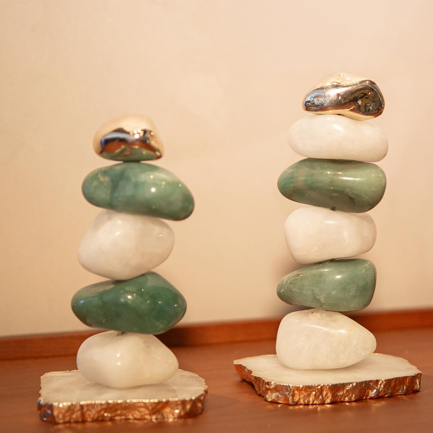 Nossas peças 100% artesanais unem o design moderno à força das pedras naturais. O complemento que faltava para a sua mesa e para o seu décor.Disponíveis em diferentes alturas para composições dinâmicas. Dê vida aos seus momentos à mesa com peças que contam histórias.-
Our 100% handcrafted pieces blend modern design with the raw power of natural stones. The missing element for your table and your décor. Available in varying heights for dynamic compositions. Bring your table moments to life with pieces that tell a story.#artesanal #handmade #brasildecor #mesaposta #duetto