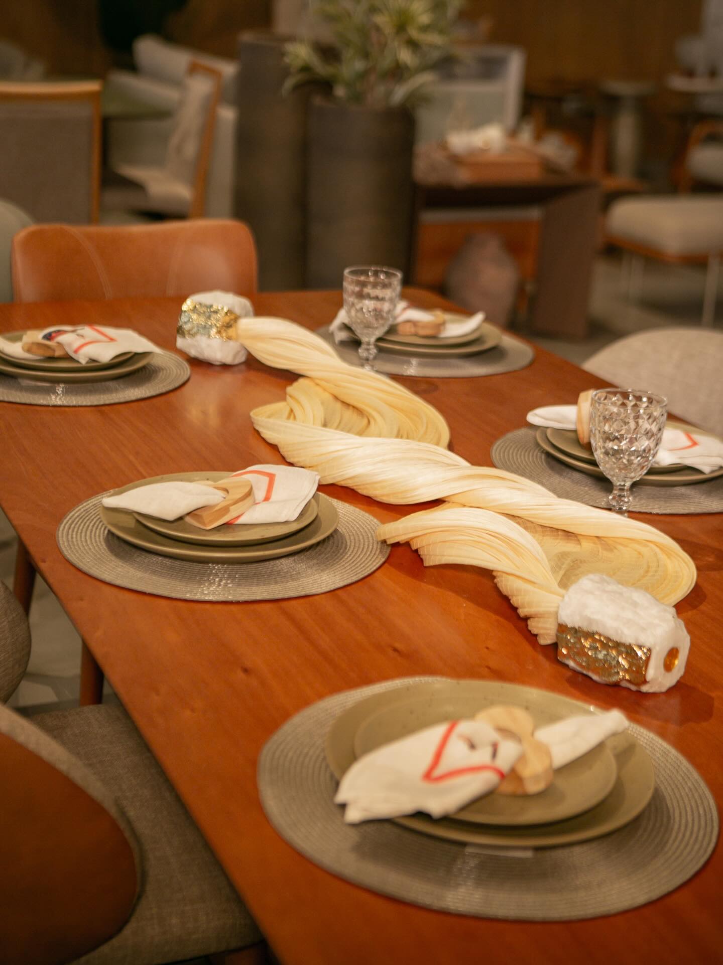 O movimento que faltava na sua mesa posta. ✨Mais do que um adorno, o colar de mesa é uma peça escultórica que traz vida e personalidade à recepção.Ele percorre a mesa com elegância, unindo os lugares e criando um ponto focal orgânico que encanta o olhar. O detalhe que transforma o jantar em uma experiência memorável.Faça o seu pedido no link da nossa Bio e garanta a sua peça exclusiva sob encomenda ✨-
The movement your tablescape was missing. ✨ More than just an ornament, the table necklace is a sculptural piece that brings life and personality to your hosting. It flows across the table with elegance, connecting each setting and creating an organic focal point that charms the eye. The detail that transforms dinner into a memorable experience.#mesaposta #handmade #brasil #artesanal #homedecor