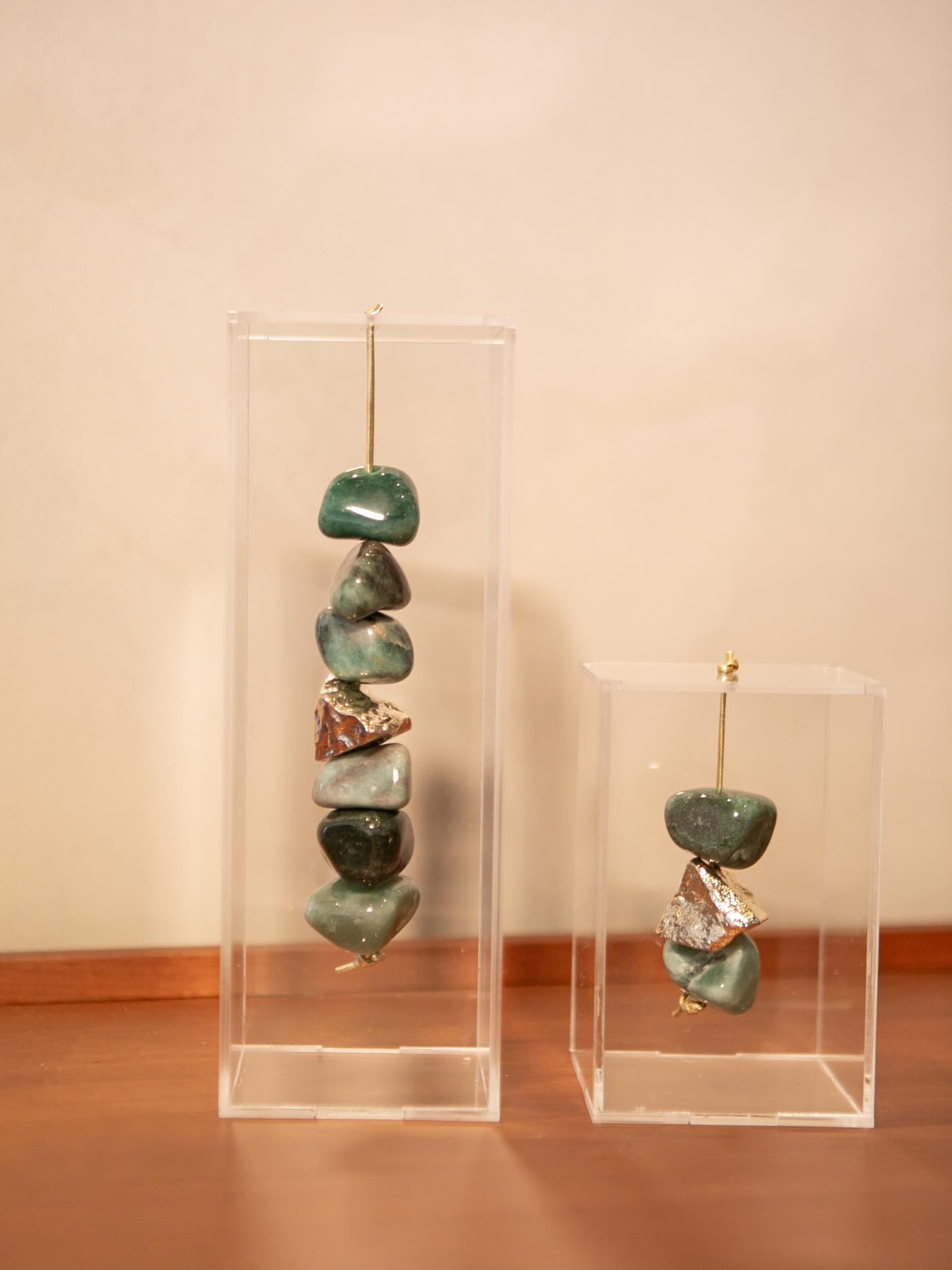 A arte de receber bem começa na escolha dos detalhes.Nossas caixas de acrílico elevam o conceito de mesa posta, trazendo altura, leveza e um toque mineral que surpreende os convidados.Seja para compor um arranjo central ou decorar o buffet, elas são o equilíbrio perfeito entre o rústico das pedras e a sofisticação do acrílico. Transforme o simples em extraordinário.-
The art of hosting begins with the details. Our acrylic boxes elevate the concept of tablescaping, bringing height, lightness, and a mineral touch that surprises every guest. Whether as a centerpiece or buffet decor, they are the perfect balance between the raw nature of stones and the sophistication of acrylic. Transform the simple into the extraordinary#mesaposta #handmade #artesanal #homedecor #duetto